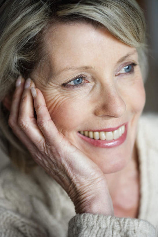 西方人,脸,头,脸颊,手,一个人,笑,微笑,露齿笑,竖图,室外,特写,白天,正面,欧洲,欧洲人,仅一个女性,仅一个人,撑,服装,托腮,注视,休闲装,肩膀,衣服,观察,看,托,休闲,手部,休闲服,服饰,仅一个老年女性,观看,单手,察看,关注,托下巴,老年女性,女人,女性,白种人,头部,脸部,脸蛋,面部,半身,彩图