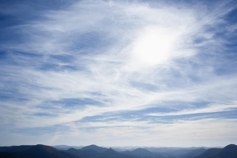 无人,横图,室外,白天,仰视,旅游,度假,美景,山,山脉,太阳,阴影,光线,影子,景观,山峰,云,云朵,山峦,云彩,娱乐,蓝色,白云,蓝天,天空,阳光,自然,群山,天,享受,休闲,景色,放松,晴朗,自然风光,晴空,彩图,低角度拍摄