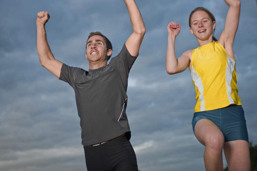 西方人,两个人,站,跳,举,笑,微笑,露齿笑,横图,室外,白天,仰视,爱情,欧洲,欧洲人,服装,云,云朵,浪漫,云彩,休闲装,衣服,蓝色,白云,蓝天,天空,天,托,站着,休闲,温暖,温馨,休闲服,恩爱,恋人,服饰,晴朗,和睦,男人,男性,年轻男性,年轻女性,女人,女性,白种人,情侣,晴空,举起,举手,举着,跳跃,向上举,向上伸,向上托,站立,半身,彩图,低角度拍摄,伴侣,融洽