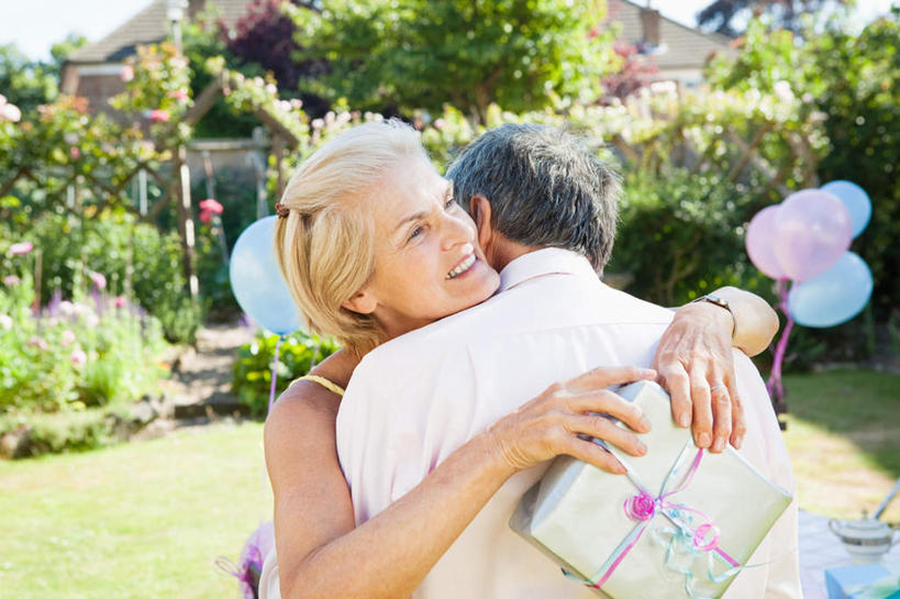 西方人,中年人,背部,两个人,家庭,夫妻,站,抱,笑,微笑,露齿笑,横图,室外,白天,正面,爱情,草地,草坪,树林,植物,礼盒,礼物,欧洲,欧洲人,阴影,服装,装饰,光线,丝绸,丝带,影子,纸盒,塑料,缎带,浪漫,注视,休闲装,绸带,盒子,草,树,树木,衣服,绿色,阳光,自然,包装盒,气球,塑料制品,礼品盒,观察,看,站着,休闲,温暖,温馨,一家人,休闲服,橡胶,恩爱,恋人,服饰,礼品,生长,成长,抱着,观看,华丽,修饰,点缀,和睦,察看,搂着,关注,橡胶制品,衬托,美观,雅致,雅观,男人,男性,女人,女性,中年男性,中年女性,白种人,夫妇,情侣,怀抱,搂,搂抱,相抱,拥抱,站立,半身,彩图,伴侣,融洽