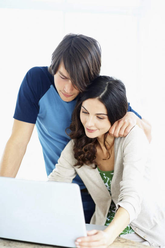 西方人,两个人,站,竖图,室内,白天,正面,爱情,电脑,笔记本电脑,桌子,欧洲,欧洲人,撑,敲打,弯腰,握,服装,网络,办公桌,墙,浪漫,拿,拿着,注视,休闲装,输入,通讯设备,墙壁,墙面,衣服,打字,观察,看,站着,休闲,温暖,温馨,休闲服,恩爱,握着,恋人,服饰,观看,点击,敲击,和睦,察看,无线,撑着,关注,通信设备,无线网络,无线上网,便携式电脑,弯身,按键,手提电脑,男人,男性,年轻男性,年轻女性,女人,女性,白种人,情侣,站立,半身,彩图,伴侣,融洽