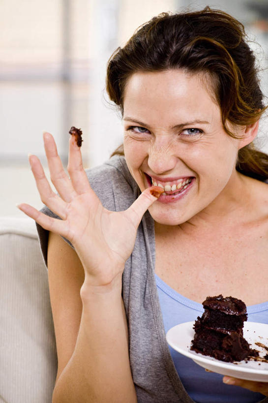 西方人,一个人,客厅,坐,笑,微笑,露齿笑,竖图,室内,白天,正面,沙发,餐具,欧洲,欧洲人,仅一个女性,仅一个人,握,咬,服装,朦胧,模糊,碟子,盘,食品,糖,糖果,甜点,甜品,拿,拿着,注视,休闲装,食物,衣服,盘子,碟,甜食,巧克力,观察,看,仅一个中年女性,休闲,休闲服,握着,服饰,观看,朱古力,咬着,察看,起居室,关注,布艺沙发,客堂,女人,女性,中年女性,白种人,坐着,半身,彩图