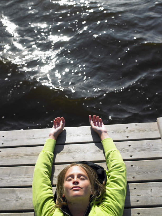 西方人,儿童,一个人,码头,躺,举,闭眼,竖图,俯视,室外,白天,纯洁,湖,湖泊,水,港口,欧洲,欧洲人,仅一个女性,仅一个人,阴影,波纹,服装,光线,木板,影子,湖面,水流,水面,桥,木桥,休闲装,栈桥,小孩,衣服,水纹,阳光,波浪,湖水,托,仅一个小孩,休闲,休闲服,可爱,童年,童趣,服饰,人行桥,木板桥,童真,烂漫,无邪,卧着,天真,女孩,女人,女性,白种人,孩子,闭眼睛,闭着眼,闭着眼睛,举起,举手,举着,躺着,卧,向上举,向上伸,向上托,半身,彩图,高角度拍摄,摆渡口,埠头,渡口,渡头,港湾,海港,货运码头,口岸,商港,女生