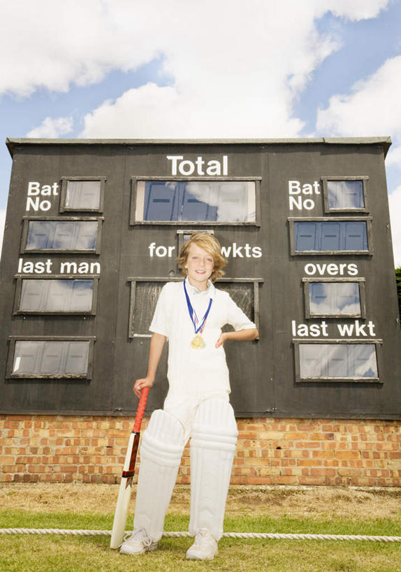 西方人,一个人,家,站,竖图,室外,白天,仰视,成功,胜利,草地,草坪,植物,窗户,欧洲,欧洲人,仅一个年轻女性,仅一个女性,仅一个人,撑,握,服装,房屋,屋子,云,云朵,拿,云彩,拿着,注视,休闲装,手叉腰,楼房,玻璃窗,住宅,草,衣服,蓝色,绿色,白云,蓝天,天空,天,叉腰,观察,看,站着,休闲,休闲服,光彩,握着,服饰,晴朗,观看,察看,撑着,关注,奖牌,荣誉,奖品,荣耀,光荣,年轻女性,女人,女性,白种人,晴空,站立,彩图,低角度拍摄,全身,房子