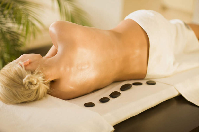 西方人,一个人,躺,横图,俯视,室内,白天,石头,植物,床,靠垫,欧洲,欧洲人,仅一个女性,仅一个人,一排,许多,整齐,纺织物,石子,床单,靠枕,很多,被子,裸露,排列,绿色,自然,垫子,毛巾,枕头,清洁,仅一个中年女性,鹅卵石,生长,成长,保暖,被单,队列,裸,按摩石,透气,按摩床,防水,储水,耐磨,吸水,卧着,女人,女性,中年女性,白种人,石块,躺着,卧,半身,彩图,高角度拍摄,搓背床,理疗床,美容床,指压床