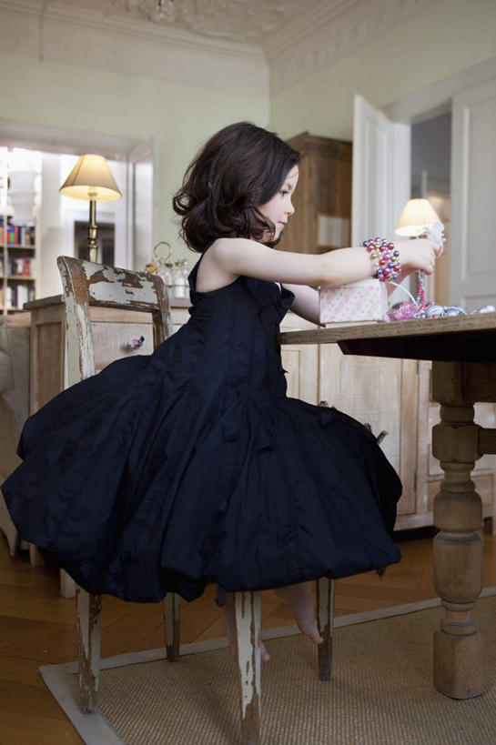 西方人,儿童,一个人,坐,竖图,室内,白天,侧面,裙子,纯洁,门,台灯,桌面,桌子,礼盒,礼物,椅子,照明,欧洲,欧洲人,仅一个女性,仅一个人,握,连衣裙,木制,纸盒,木椅,墙,灯光,拿,拿着,注视,墙壁,墙面,灯,盒子,小孩,包装盒,木制品,礼品盒,灯具,门框,观察,看,仅一个小孩,可爱,童年,童趣,握着,礼品,观看,照亮,察看,照明设备,关注,童真,烂漫,无邪,天真,女孩,女人,女性,白种人,孩子,坐着,彩图,全身,女生