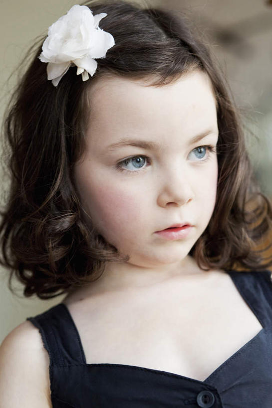 西方人,儿童,一个人,笑,微笑,竖图,室内,白天,正面,裙子,纯洁,欧洲,欧洲人,仅一个女性,仅一个人,连衣裙,朦胧,模糊,盛开,花蕾,注视,花,花瓣,花朵,鲜花,小孩,花苞,花蕊,观察,看,仅一个小孩,可爱,童年,童趣,观看,察看,关注,童真,烂漫,无邪,天真,女孩,女人,女性,白种人,孩子,半身,彩图,女生