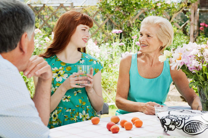 西方人,三个人,家庭,夫妻,母亲,父亲,女儿,栏杆,横图,室外,白天,正面,爱情,水,餐桌,桌子,蔬菜,西红柿,小番茄,杯子,花瓶,欧洲,欧洲人,新鲜,盛开,布料,液体,栅栏,篱笆,围栏,食品,浪漫,花蕾,布纹,饮用水,护栏,玻璃制品,桌布,花,花瓣,花朵,鲜花,食物,玻璃瓶,餐巾,瓶子,水杯,台布,矿泉水,花苞,花蕊,温暖,温馨,父女,母女,一家人,恩爱,父爱,母爱,恋人,有机食品,绿色食品,餐台,和睦,蒸馏水,小西红柿,樱桃小番茄,珍珠小番茄,男人,男性,年轻女性,女人,女性,中年男性,中年女性,白种人,夫妇,情侣,玻璃杯,樱桃番茄,圣女果,番茄,半身,彩图,伴侣,融洽