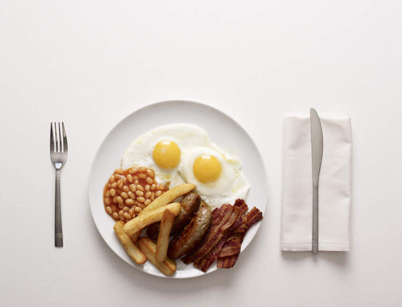 无人,横图,俯视,室内,特写,白天,烹饪,西餐,餐桌,桌子,餐具,叉子,刀叉,刀子,碟子,盘,蛋,荷包蛋,鸡蛋,煎蛋,肉,料理,食品,薯条,菜肴,美食,肉类,食物,盘子,餐巾,碟,快餐,西式,佳肴,餐台,餐刀,肉食,西式快餐,垃圾食品,餐叉,卵,煎鸡蛋,保洁方巾,口布,进餐用具,彩图,高角度拍摄