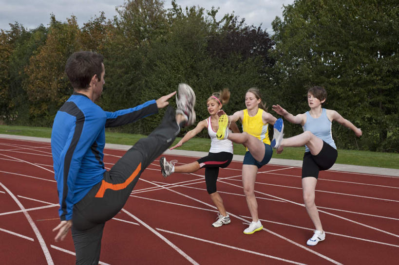 西方人,背部,四个人,运动员,体育馆,运动场,站,伸展双臂,横图,室外,白天,正面,运动服,植物,欧洲,欧洲人,服装,跑道,注视,体育场,树,树木,衣服,绿色,自然,观察,看,站着,教练,抬脚,服饰,田径场,生长,成长,观看,察看,衣着,穿着,关注,塑胶跑道,运动馆,衣饰,男人,男性,年轻男性,年轻女性,女人,女性,白种人,体育运动员,运动选手,敞开双臂,伸开双臂,展开双肩,站立,张开手臂,张开双臂,半身,彩图,全天候田径运动跑道,运动装