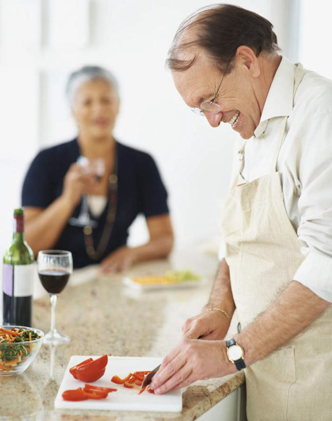 葡萄酒,西方人,老年人,两个人,家庭,夫妻,站,竖图,室内,白天,正面,爱情,桌面,桌子,辣椒,蔬菜,杯子,欧洲,欧洲人,握,服装,新鲜,时间,高脚杯,时钟,手表,围裙,食品,案板,红酒杯,酒类,浪漫,拿,计时,拿着,注视,休闲装,玻璃制品,酒,砧板,食物,饮料,衣服,酒杯,钟表,观察,看,站着,休闲,温暖,温馨,一家人,休闲服,表,恩爱,握着,恋人,服饰,有机食品,绿色食品,观看,腕表,和睦,察看,葡萄酒杯,关注,辣角,红海椒,大椒,辣虎,广椒,老年男性,老年女性,男人,男性,女人,女性,白种人,夫妇,情侣,玻璃杯,钟,辣子,红辣椒,海椒,番椒,站立,半身,彩图,厨房料理台,伴侣,融洽,料理台