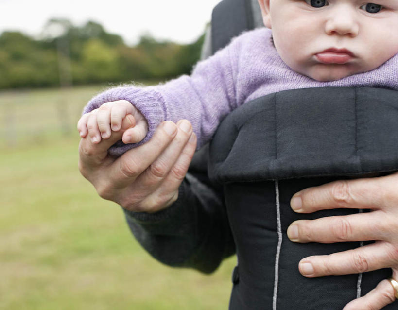 西方人,婴儿,儿童,中年人,背,两个人,家庭,母亲,站,摸,横图,室外,白天,正面,纯洁,草地,草坪,树林,植物,欧洲,欧洲人,抚摸,服装,朦胧,模糊,注视,休闲装,草,树,树木,小孩,衣服,绿色,自然,背着,观察,看,站着,休闲,温暖,温馨,一家人,休闲服,可爱,母爱,童年,童趣,服饰,活泼,生长,成长,观看,和睦,察看,关注,宝宝,童真,纯真,烂漫,无邪,背负,母婴,伶俐,天真,女人,女性,中年女性,白种人,孩子,触摸,接触,站立,半身,彩图,融洽