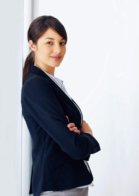 西方人,一个人,商务人士,商务女性,办公室,站,双手交叉,竖图,室内,白天,侧面,欧洲,欧洲人,仅一个年轻女性,仅一个女性,仅一个人,套装,墙,扭头,注视,墙壁,墙面,观察,看,站着,转头,观看,察看,双手抱胸,关注,商务装,工薪阶层,年轻女性,女人,女性,白种人,白领,上班族,站立,半身,彩图