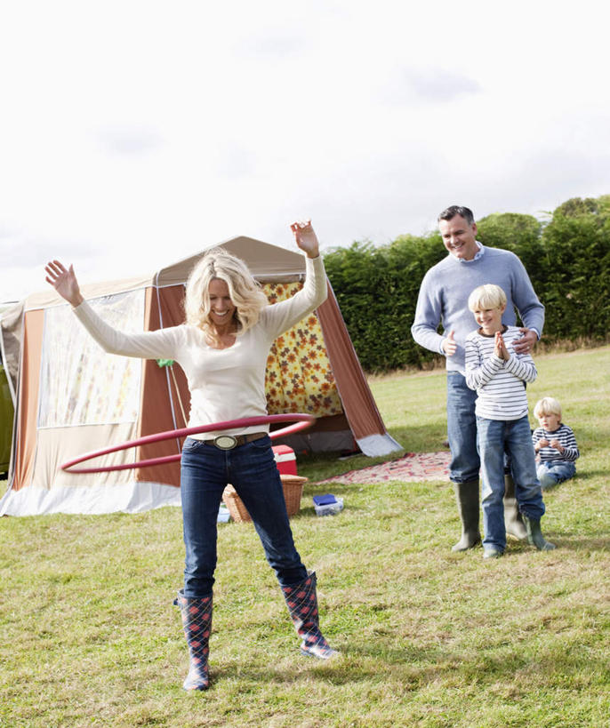 西方人,儿童,中年人,三个人,家庭,夫妻,母亲,父亲,儿子,站,举,竖图,室外,白天,正面,爱情,锻炼,旅游,度假,纯洁,运动,草地,草坪,植物,欧洲,欧洲人,阴影,光线,影子,帐篷,云,云朵,浪漫,云彩,注视,娱乐,运动器械,草,树,树木,一个,小孩,蓝色,绿色,白云,蓝天,天空,阳光,自然,天,观察,看,靠,靠着,托,站着,享受,休闲,温暖,温馨,父子,母子,三口之家,一家人,健身器械,恩爱,放松,父爱,可爱,母爱,童年,童趣,搭,恋人,生长,晴朗,单个,成长,观看,张开双腿,和睦,察看,搭着,关注,呼啦圈,露营,野营,健身器材,童真,烂漫,无邪,宿营,健身圈,展开双腿,体育,天真,男孩,男人,男性,女人,女性,中年男性,中年女性,白种人,孩子,夫妇,情侣,晴空,举起,举手,举着,向上举,向上伸,向上托,站立,彩图,全身,健身,伴侣,融洽,运动器材,男生,伸展双腿