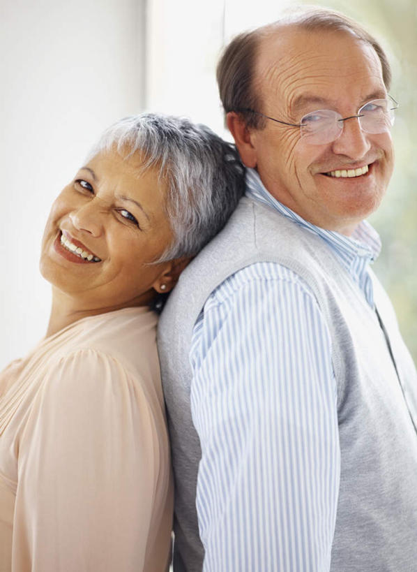 西方人,老年人,两个人,家庭,夫妻,站,笑,微笑,露齿笑,竖图,室内,白天,侧面,爱情,安全,窗户,落地窗,欧洲,欧洲人,一副,服装,朦胧,模糊,眼镜,墙,浪漫,扭头,依靠,注视,休闲装,玻璃窗,墙壁,墙面,衣服,观察,看,倚靠,站着,转头,背靠背,休闲,温暖,温馨,一家人,休闲服,恩爱,背对背,恋人,服饰,观看,老花镜,和睦,察看,关注,远视眼镜,信任,老年男性,老年女性,男人,男性,女人,女性,白种人,夫妇,情侣,站立,半身,彩图,伴侣,融洽