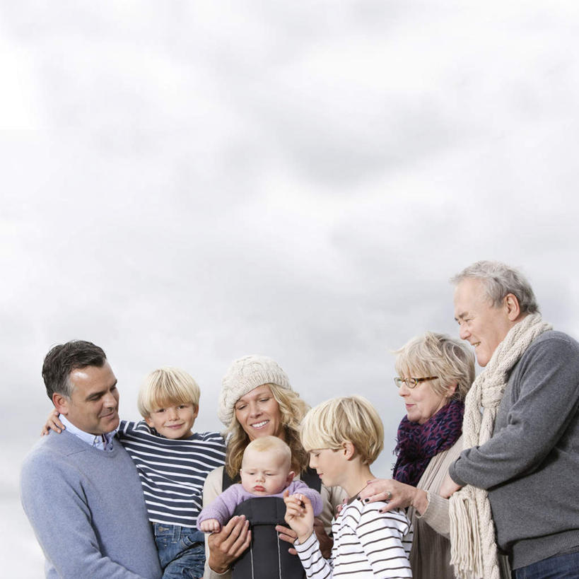 西方人,儿童,老年人,夫妻,母亲,父亲,女儿,祖母,祖父,三代同堂,站,抱,笑,微笑,露齿笑,方图,室外,白天,仰视,爱情,纯洁,欧洲,欧洲人,握,阴影,服装,装饰,光线,影子,云,云朵,许多人,浪漫,拿,云彩,拿着,注视,休闲装,祖孙三代,小孩,衣服,蓝色,白云,蓝天,天空,阳光,围巾,天,观察,看,靠,靠着,站着,一群人,休闲,温暖,温馨,父女,母女,休闲服,恩爱,父爱,可爱,母爱,童年,童趣,搭,握着,恋人,服饰,晴朗,奶奶,爷爷,围脖,抱着,观看,祖孙,保暖,华丽,点缀,和睦,察看,搂着,御寒,搭着,关注,童真,烂漫,无邪,外婆,外孙女,外祖母,外公,外祖父,外孙,外孙子,衬托,美观,雅致,雅观,天真,老年男性,老年女性,男孩,男人,男性,年轻男性,年轻女性,女孩,女人,女性,白种人,孩子,年轻人,夫妇,情侣,全家福,孙女,孙子,晴空,搂,搂抱,站立,半身,彩图,低角度拍摄,伴侣,融洽,男生,女生,爸爸,多代同堂,妈妈