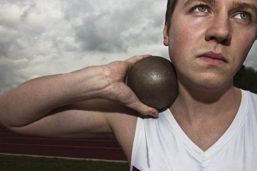 西方人,脸,头,脸颊,手,一个人,运动员,体育馆,运动场,站,举,横图,室外,特写,白天,正面,运动服,欧洲,欧洲人,仅一个男性,仅一个人,握,阴影,服装,光线,影子,云,云朵,拿,云彩,拿着,注视,运动器械,体育场,肩膀,仅一个年轻男性,一个,衣服,蓝色,白色,白云,蓝天,天空,阳光,天,观察,看,托,站着,手部,健身器械,握着,服饰,晴朗,单个,观看,单手,察看,衣着,穿着,关注,健身器材,运动馆,衣饰,铅球,男人,男性,年轻男性,白种人,头部,脸部,脸蛋,面部,晴空,体育运动员,运动选手,举起,举手,举着,向上举,向上伸,向上托,站立,半身,彩图,运动器材,运动装