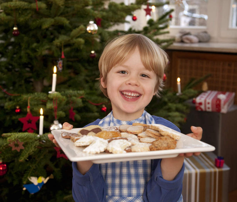 西方人,儿童,一个人,站,举,捧,笑,微笑,露齿笑,横图,室内,白天,正面,纯洁,植物,餐具,礼盒,礼物,欧洲,圣诞节,欧洲人,仅一个男性,仅一个人,许多,切开,服装,节日,朦胧,模糊,庆祝,装饰,碟子,挂饰,盘,丝绸,丝带,纸盒,菌菇,蘑菇,圣诞树,缎带,圣诞球,很多,菌类,注视,休闲装,文化,绸带,盒子,球,树,树木,一个,小孩,衣服,绿色,白色,自然,包装盒,盘子,礼品盒,碟,观察,看,切,托,站着,仅一个小孩,庆典,休闲,球体,休闲服,食用菌,可爱,童年,童趣,服饰,礼品,生长,单个,成长,观看,纪念,华丽,修饰,点缀,察看,关注,剖面,童真,烂漫,无邪,切面,衬托,美观,雅致,雅观,天真,男孩,男人,男性,白种人,孩子,端,端着,举起,举手,举着,捧着,手捧,向上举,向上伸,向上托,站立,半身,彩图,男生