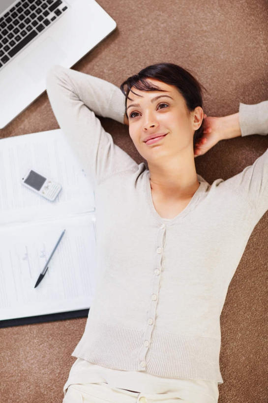 西方人,一个人,躺,举,笑,打电话,微笑,竖图,俯视,室内,白天,电脑,笔记本电脑,地板,电话,手机,欧洲,欧洲人,仅一个年轻女性,仅一个女性,仅一个人,服装,网络,笔,材料,档案,文件,办公用品,地面,注视,休闲装,通讯设备,木地板,水笔,文具,衣服,学习用品,资料,观察,看,托,休闲,休闲服,搭,服饰,观看,一台,文具用品,一支,察看,无线,搭着,关注,文档,通信设备,无线网络,无线上网,便携式电脑,卧着,交流,手提电脑,年轻女性,女人,女性,白种人,沟通,举起,举手,举着,躺着,通话,卧,向上举,向上伸,向上托,半身,彩图,高角度拍摄