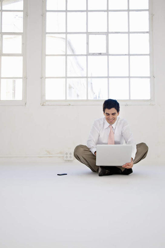 西方人,一个人,商务人士,商务男性,坐,盘腿,竖图,室内,白天,正面,衬衫,电脑,笔记本电脑,窗户,欧洲,欧洲人,仅一个男性,仅一个人,仅一个中年男性,敲打,套装,网络,瓷砖,地砖,墙,地面,注视,输入,通讯设备,玻璃窗,墙壁,墙面,打字,观察,看,观看,点击,一台,敲击,察看,无线,关注,通信设备,商务装,无线网络,无线上网,便携式电脑,工薪阶层,按键,手提电脑,男人,男性,中年男性,白种人,白领,上班族,盘腿而坐,盘膝,盘着腿的,盘着腿坐,双腿交叉,坐着,彩图,全身,衬衣