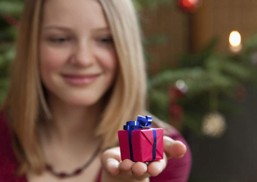 西方人,儿童,脸,头,脸颊,手,头发,一个人,捧,笑,微笑,露齿笑,横图,室内,特写,白天,正面,纯洁,植物,礼盒,礼物,项链,欧洲,圣诞节,欧洲人,仅一个女性,仅一个人,服装,节日,朦胧,模糊,庆祝,装饰,挂饰,丝绸,丝带,纸盒,圣诞树,缎带,圣诞球,注视,休闲装,文化,肩膀,绸带,盒子,球,装饰品,树,树木,一个,小孩,衣服,红色,绿色,自然,包装盒,饰品,首饰,礼品盒,观察,看,仅一个小孩,庆典,休闲,球体,手部,休闲服,金色,可爱,童年,童趣,服饰,礼品,生长,单个,成长,观看,纪念,单手,华丽,修饰,点缀,察看,关注,童真,烂漫,无邪,衬托,美观,雅致,雅观,天真,女孩,女人,女性,白种人,孩子,头部,长发,直发,脸部,脸蛋,面部,端,端着,捧着,手捧,半身,彩图,女生