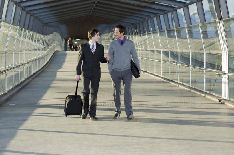 西方人,两个人,同事,商务人士,商务男性,机场,走,横图,室内,白天,正面,衬衫,成功,合作,团队,集体,信心,窗户,落地窗,飞机场,欧洲,欧洲人,握,阴影,套装,反射,包,瓷砖,地砖,公文包,拉杆箱,旅行箱,影子,地面,拿,拿着,扭头,注视,队伍,玻璃窗,一个,行李箱,箱子,观察,看,转头,握着,单个,公事包,观看,出差,察看,领导,成就,关注,商务装,合伙,领袖,工薪阶层,男人,男性,年轻男性,中年男性,白种人,白领,上班族,航空站,空港,步行,散步,走路,彩图,全身,衬衣,旅行
