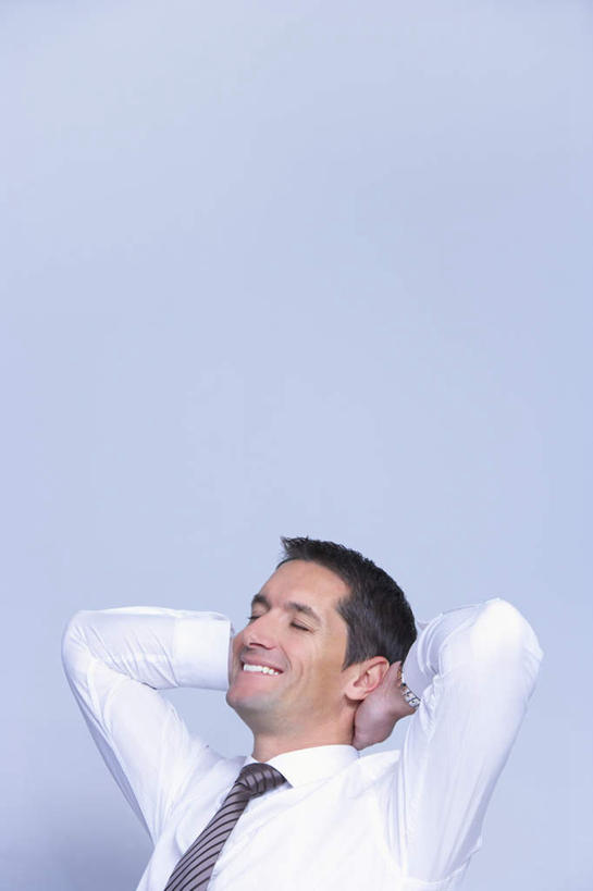 西方人,脸,头,脸颊,手,一个人,商务人士,商务男性,坐,举,笑,微笑,露齿笑,竖图,室内,特写,白天,正面,衬衫,欧洲,欧洲人,双手,仅一个男性,仅一个人,仅一个中年男性,蓝色背景,套装,注视,肩膀,观察,看,托,手部,搭,摄影,影棚,观看,察看,搭着,关注,商务装,工薪阶层,男人,男性,中年男性,白种人,头部,脸部,脸蛋,面部,白领,上班族,举起,举手,举着,向上举,向上伸,向上托,坐着,半身,彩图,影棚拍摄,衬衣,拍摄