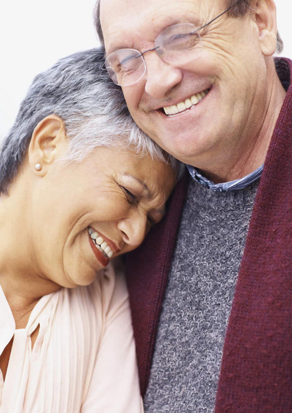 西方人,老年人,脸,头,脸颊,两个人,家庭,夫妻,笑,微笑,露齿笑,竖图,室内,特写,白天,白色背景,正面,爱情,欧洲,欧洲人,服装,眼镜,浪漫,注视,休闲装,肩膀,衣服,观察,看,靠,靠着,休闲,温暖,温馨,一家人,休闲服,恩爱,恋人,摄影,服饰,影棚,观看,和睦,察看,关注,近视眼镜,老年男性,老年女性,男人,男性,女人,女性,白种人,头部,脸部,脸蛋,面部,夫妇,情侣,半身,彩图,影棚拍摄,拍摄,伴侣,融洽