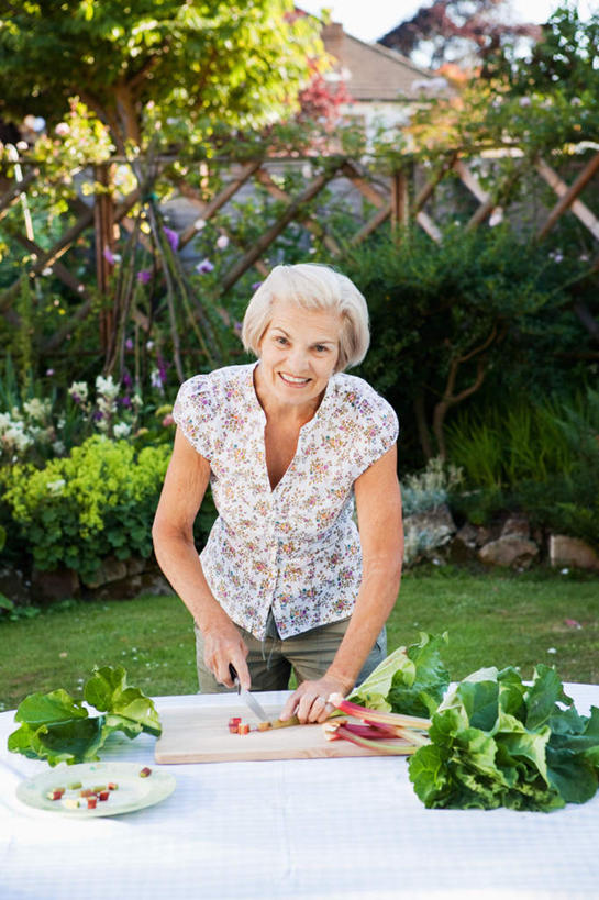 西方人,一个人,栏杆,站,笑,微笑,露齿笑,竖图,室外,白天,正面,草地,草坪,树林,植物,餐桌,桌子,蔬菜,金属制品,欧洲,欧洲人,仅一个女性,仅一个人,弯腰,握,阴影,服装,新鲜,光线,金属,布料,工具,影子,栅栏,篱笆,围栏,食品,案板,刀具,拿,布纹,拿着,注视,休闲装,护栏,砧板,桌布,草,树,树木,食物,衣服,绿色,阳光,自然,餐巾,台布,刀,观察,看,站着,休闲,休闲服,握着,服饰,仅一个老年女性,有机食品,绿色食品,生长,成长,餐台,观看,察看,关注,菜刀,弯身,切菜刀,老年女性,女人,女性,白种人,站立,半身,彩图