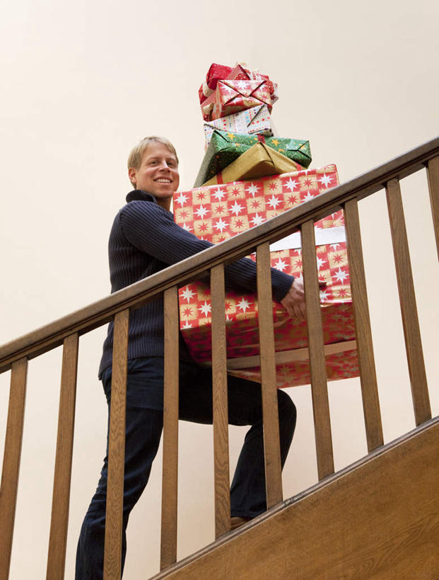 西方人,一个人,栏杆,走,捧,笑,微笑,露齿笑,竖图,室内,白天,仰视,楼梯,礼盒,礼物,欧洲,欧洲人,仅一个年轻女性,仅一个女性,仅一个人,一堆,许多,握,堆叠,堆积,服装,扶手,丝绸,丝带,纸盒,阶梯,墙,缎带,很多,拿,拿着,注视,休闲装,护栏,墙壁,墙面,台阶,绸带,盒子,衣服,包装盒,礼品盒,观察,看,休闲,休闲服,握着,服饰,礼品,观看,堆,察看,关注,年轻女性,女人,女性,白种人,步行,端,端着,捧着,散步,手捧,走路,半身,彩图,低角度拍摄