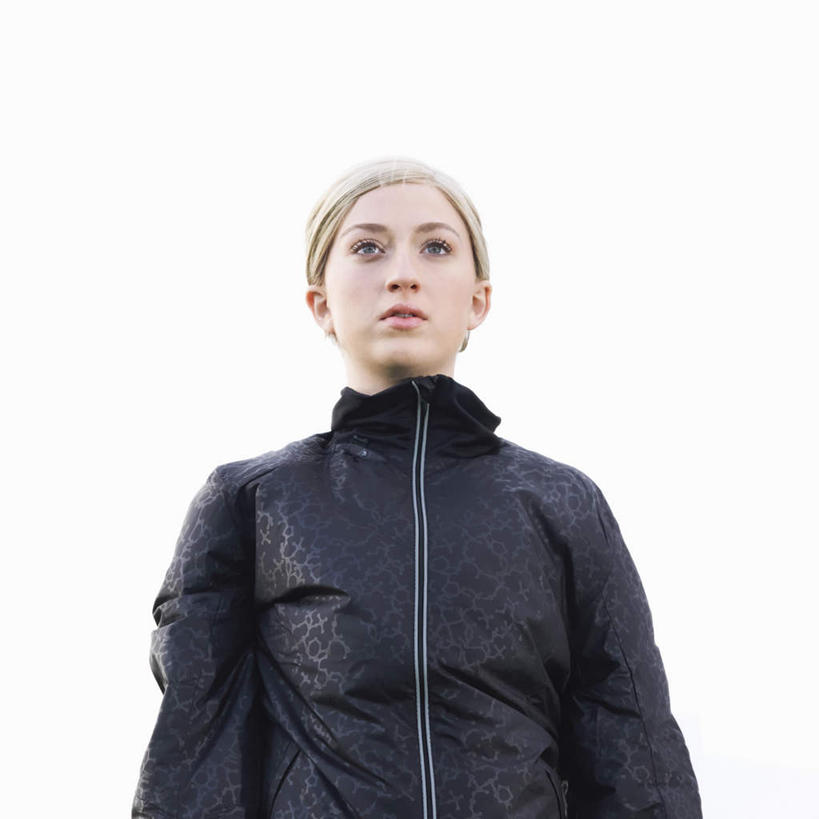 西方人,一个人,站,方图,室外,白天,仰视,运动服,欧洲,欧洲人,仅一个年轻女性,仅一个女性,仅一个人,服装,注视,衣服,蓝色,蓝天,天空,天,观察,看,站着,服饰,晴朗,观看,察看,衣着,穿着,关注,万里无云,衣饰,年轻女性,女人,女性,白种人,晴空,晴空万里,站立,半身,彩图,低角度拍摄,运动装