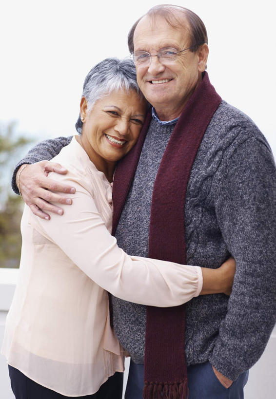 西方人,中年人,两个人,家庭,夫妻,站,抱,笑,微笑,露齿笑,竖图,室外,白天,正面,爱情,欧洲,欧洲人,服装,装饰,眼镜,浪漫,注视,休闲装,衣服,围巾,观察,看,站着,休闲,温暖,温馨,一家人,休闲服,恩爱,恋人,服饰,围脖,抱着,观看,老花镜,保暖,华丽,点缀,和睦,察看,搂着,御寒,关注,衬托,美观,雅致,雅观,远视眼镜,男人,男性,女人,女性,中年男性,中年女性,白种人,夫妇,情侣,怀抱,搂,搂抱,相抱,拥抱,站立,半身,彩图,伴侣,融洽