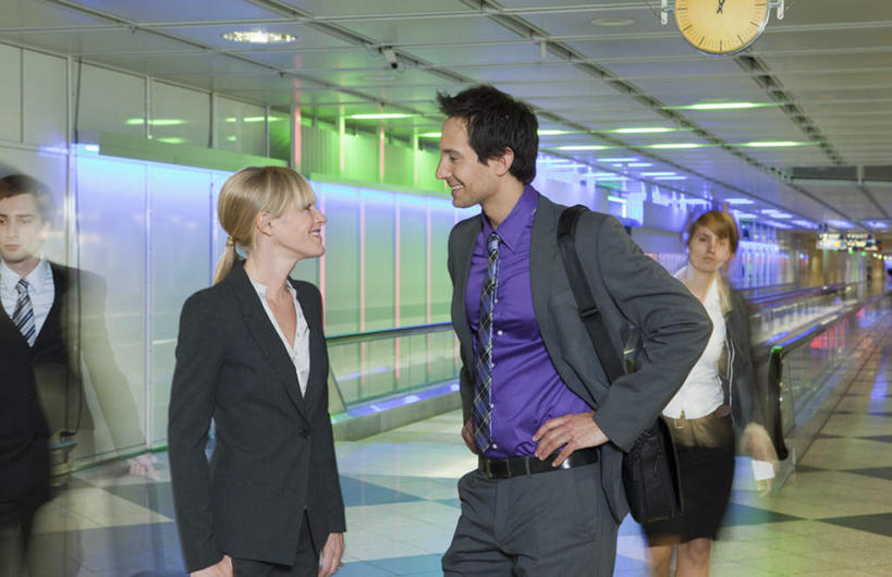 西方人,四个人,伙伴,朋友,商务人士,商务男性,商务女性,机场,站,走,笑,说,微笑,横图,室内,白天,正面,衬衫,讨论,友谊,合作,团队,飞机场,照明,欧洲,欧洲人,阴影,套装,朦胧,模糊,光线,包,公文包,影子,走道,走廊,过道,灯光,注视,手叉腰,顶灯,灯,灯具,叉腰,观察,看,站着,战略,公事包,观看,照亮,察看,照明设备,关注,商务装,工薪阶层,联合,合谋,交流,配合,协作,男人,男性,年轻女性,女人,女性,中年男性,白种人,白领,上班族,航空站,空港,步行,沟通,讲话,交谈,散步,商讨,说话,谈话,站立,走路,半身,彩图,衬衣