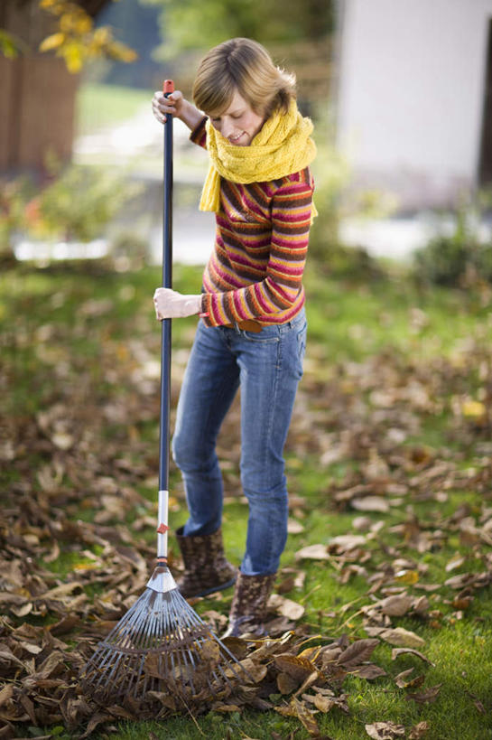 西方人,一个人,家,站,竖图,室外,白天,正面,叶子,金属制品,欧洲,欧洲人,仅一个年轻女性,仅一个女性,仅一个人,握,服装,朦胧,模糊,装饰,金属,工具,房屋,屋子,泥土,土壤,绿叶,拿,拿着,注视,休闲装,楼房,住宅,衣服,围巾,观察,看,站着,休闲,温暖,休闲服,嫩叶,握着,服饰,围脖,观看,保暖,华丽,点缀,察看,耙子,御寒,关注,农具,衬托,美观,雅致,雅观,耕具,年轻女性,女人,女性,白种人,叶,叶片,站立,彩图,全身,房子