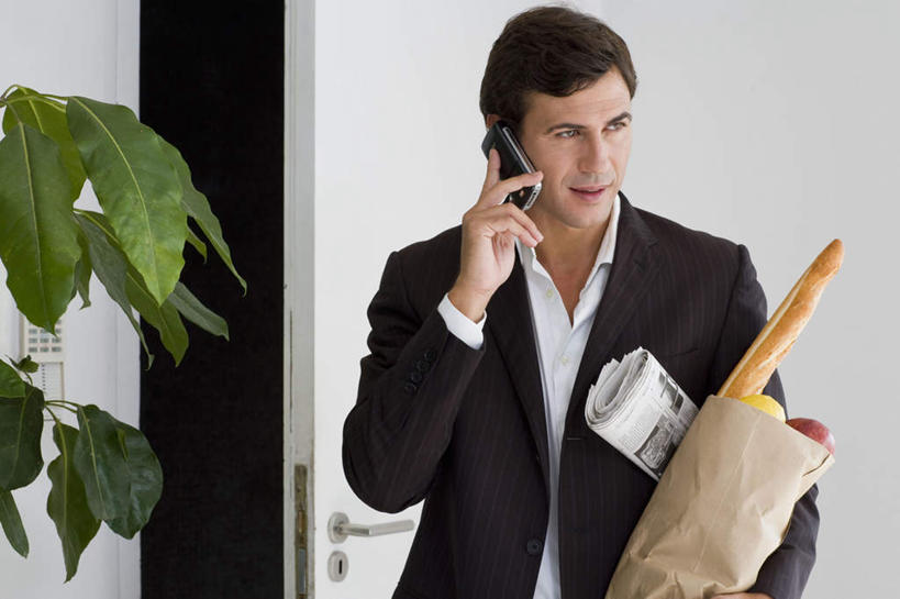 点心,面包,西方人,一个人,商务人士,商务男性,站,打电话,横图,室内,白天,正面,衬衫,植物,门,报纸,袋子,电话,手机,欧洲,欧洲人,仅一个男性,仅一个人,握,套装,信息,盆栽,纸袋,墙,食品,面点,盆景,拿,听,法国面包,拿着,注视,通讯设备,墙壁,墙面,食物,糕点,仅一个年轻男性,绿色,自然,容器,门框,观察,看,站着,握着,生长,成长,观看,储藏,新闻,法棍,察看,长棍面包,储存,关注,商务装,工薪阶层,法式长棍面包,交流,男人,男性,年轻男性,白种人,白领,上班族,沟通,通话,站立,半身,彩图,衬衣,贮存,报刊