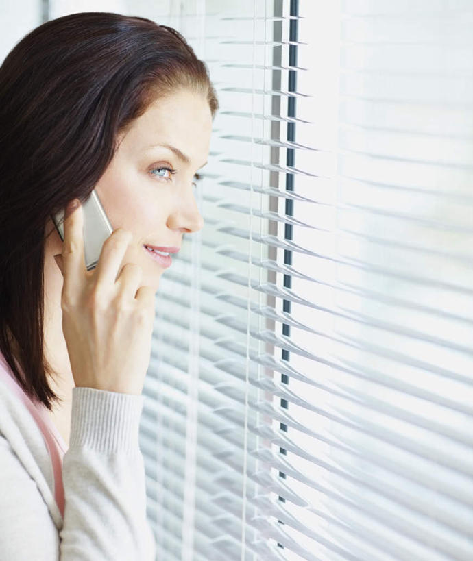 西方人,一个人,商务人士,商务女性,站,打电话,竖图,室内,白天,侧面,窗户,电话,手机,欧洲,欧洲人,仅一个女性,仅一个人,握,套装,百叶窗,拿,听,拿着,注视,通讯设备,观察,看,站着,仅一个中年女性,握着,观看,察看,关注,商务装,工薪阶层,交流,女人,女性,中年女性,白种人,白领,上班族,沟通,通话,站立,半身,彩图