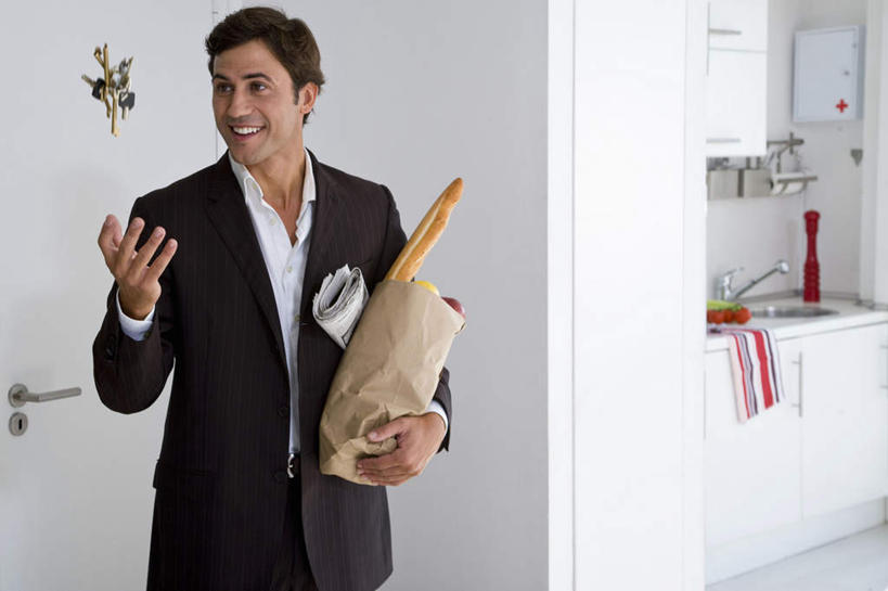 点心,面包,西方人,一个人,商务人士,商务男性,站,笑,微笑,露齿笑,横图,室内,白天,正面,衬衫,安全,厨房,柜子,门,报纸,袋子,欧洲,欧洲人,仅一个男性,仅一个人,套装,信息,水槽,水龙头,纸袋,食品,面点,防护,钥匙,法国面包,注视,水斗,开关,食物,糕点,仅一个年轻男性,容器,橱柜,门框,打开,观察,看,站着,观看,储藏,保护,新闻,法棍,阀门,察看,长棍面包,开启,储存,封闭,关注,保险,商务装,私密,工薪阶层,法式长棍面包,保全,周全,安稳,安定,防盗,水咀,平安,男人,男性,年轻男性,白种人,白领,上班族,抛,扔,站立,半身,彩图,衬衣,灶间,贮存,报刊