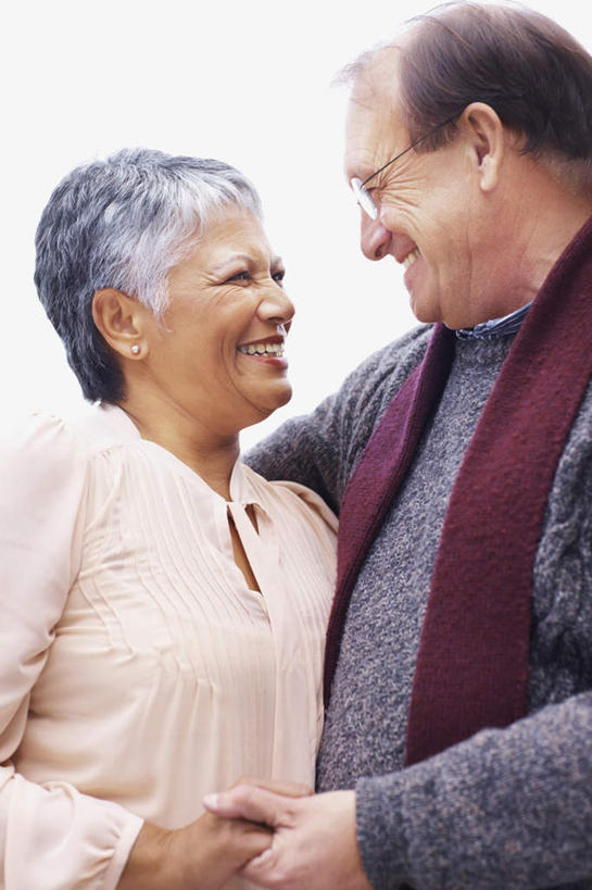 西方人,老年人,两个人,家庭,夫妻,站,抱,笑,微笑,露齿笑,竖图,室内,白天,白色背景,正面,爱情,欧洲,欧洲人,服装,装饰,眼镜,浪漫,注视,休闲装,衣服,围巾,观察,看,站着,休闲,温暖,温馨,一家人,休闲服,恩爱,恋人,摄影,服饰,影棚,围脖,抱着,观看,老花镜,保暖,华丽,点缀,和睦,察看,搂着,御寒,关注,衬托,美观,雅致,雅观,远视眼镜,老年男性,老年女性,男人,男性,女人,女性,白种人,夫妇,情侣,搂,搂抱,站立,半身,彩图,影棚拍摄,拍摄,伴侣,融洽