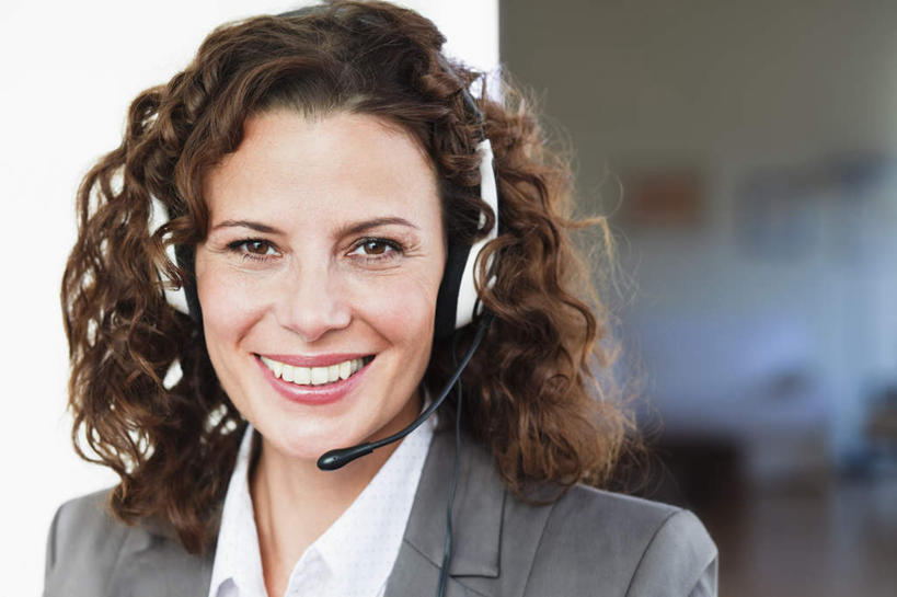 西方人,脸,头,脸颊,一个人,商务人士,商务女性,笑,微笑,露齿笑,横图,室内,特写,白天,正面,通讯,客服,欧洲,欧洲人,仅一个女性,仅一个人,套装,朦胧,模糊,信息,墙,棕色,话务员,注视,肩膀,墙壁,墙面,耳机,耳麦,话筒,观察,看,仅一个中年女性,服务,通信,观看,协调,察看,麦克风,头戴式耳麦,关注,销售,商务装,工薪阶层,客服人员,电话销售,接待员,女人,女性,中年女性,白种人,头部,卷发,脸部,脸蛋,面部,白领,接线员,上班族,半身,彩图,头戴式耳机,短发