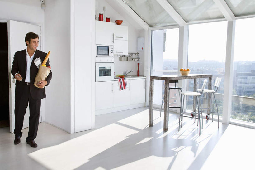 点心,面包,西方人,一个人,商务人士,商务男性,站,横图,室内,白天,正面,衬衫,烹饪,餐桌,窗户,落地窗,门,桌子,报纸,厨具,袋子,椅子,欧洲,欧洲人,仅一个男性,仅一个人,仅一个中年男性,握,套装,信息,电器,烤炉,烤箱,水槽,水龙头,纸袋,食品,面点,拿,法国面包,拿着,注视,水斗,开关,玻璃窗,食物,糕点,容器,门框,打开,观察,看,站着,握着,餐台,观看,储藏,新闻,法棍,微波炉,阀门,察看,长棍面包,家电,家用电器,开启,储存,关注,商务装,微波,炊具,工薪阶层,烹饪用具,法式长棍面包,水咀,男人,男性,中年男性,白种人,白领,上班族,烹调用具,烹调,站立,彩图,全身,衬衣,贮存,报刊,小家电