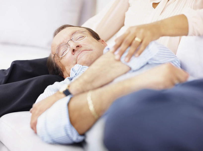 西方人,老年人,两个人,家庭,夫妻,客厅,坐,躺,闭眼,睡,横图,室内,白天,正面,爱情,沙发,欧洲,欧洲人,服装,朦胧,模糊,眼镜,浪漫,休闲装,衣服,休闲,温暖,温馨,一家人,休闲服,恩爱,恋人,服饰,老花镜,和睦,起居室,布艺沙发,客堂,远视眼镜,卧着,老年男性,老年女性,男人,男性,女人,女性,白种人,夫妇,情侣,闭眼睛,闭着眼,闭着眼睛,困,困觉,寝息,睡觉,躺着,卧,坐着,半身,彩图,伴侣,融洽