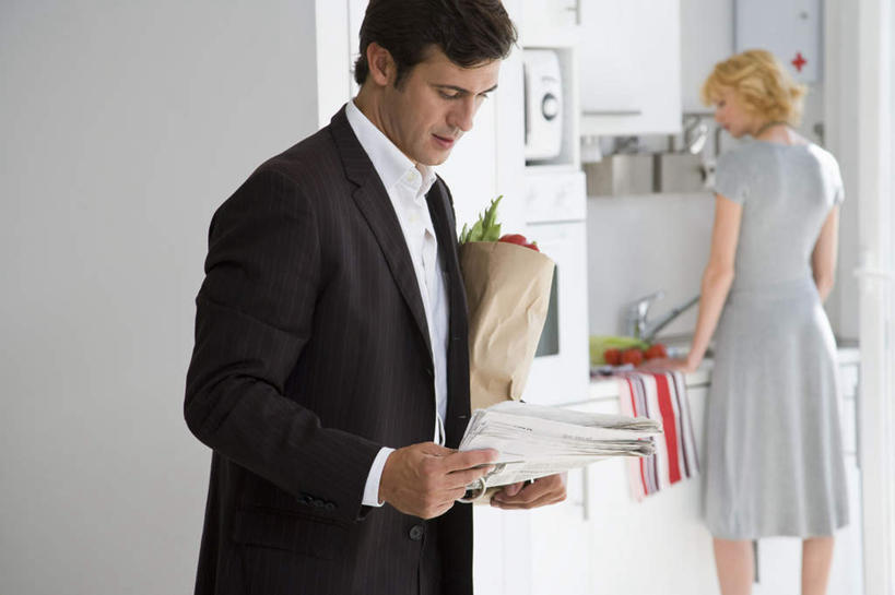 点心,面包,西方人,背部,两个人,夫妻,站,横图,室内,白天,正面,爱情,厨房,报纸,袋子,欧洲,欧洲人,握,服装,信息,水槽,水龙头,纸袋,墙,食品,面点,浪漫,拿,拿着,注视,休闲装,水斗,开关,墙壁,墙面,食物,糕点,衣服,容器,打开,观察,看,站着,休闲,休闲服,恩爱,握着,金融,恋人,服饰,经济,观看,储藏,新闻,支票,阀门,察看,单据,开启,票据,储存,关注,单子,流通,贸易,水咀,男人,男性,年轻女性,女人,女性,中年男性,白种人,夫妇,情侣,站立,半身,彩图,灶间,伴侣,贮存,报刊