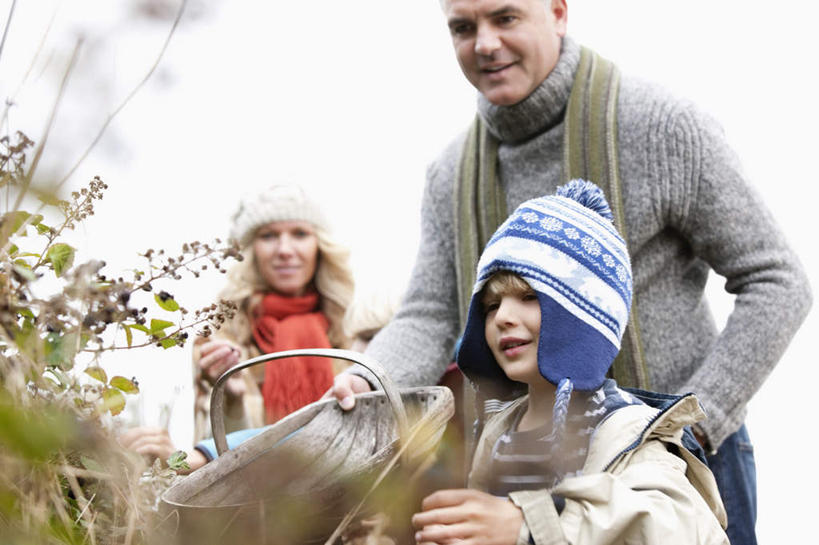 西方人,儿童,中年人,三个人,家庭,夫妻,母亲,父亲,儿子,站,交叉,横图,室外,白天,仰视,爱情,纯洁,植物,竹子,帽子,欧洲,欧洲人,握,竹制,服装,装饰,编织,篮子,浪漫,拿,拿着,注视,休闲装,小孩,衣服,蓝色,绿色,蓝天,天空,自然,围巾,竹篮,天,观察,看,站着,休闲,温暖,温馨,父子,母子,三口之家,一家人,休闲服,恩爱,父爱,可爱,母爱,童年,童趣,握着,恋人,服饰,生长,晴朗,成长,围脖,观看,竹条,保暖,华丽,交织,点缀,和睦,察看,竹制品,御寒,关注,童真,烂漫,无邪,万里无云,衬托,美观,雅致,雅观,棉帽,穿插,天真,男孩,男人,男性,女人,女性,中年男性,中年女性,白种人,孩子,夫妇,情侣,晴空,晴空万里,站立,半身,彩图,低角度拍摄,伴侣,融洽,男生