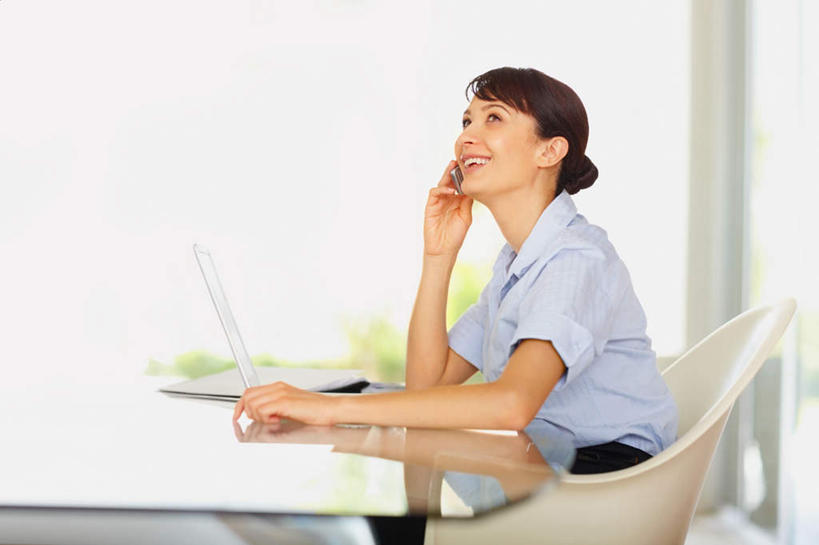 西方人,一个人,商务人士,商务女性,办公室,坐,笑,说,打电话,微笑,露齿笑,横图,室内,白天,侧面,讨论,电脑,笔记本电脑,桌子,电话,手机,椅子,欧洲,欧洲人,仅一个女性,仅一个人,握,套装,网络,办公桌,墙,拿,拿着,注视,通讯设备,墙壁,墙面,观察,看,仅一个中年女性,握着,观看,察看,无线,关注,通信设备,商务装,无线网络,无线上网,便携式电脑,工薪阶层,交流,手提电脑,女人,女性,中年女性,白种人,白领,上班族,沟通,讲话,交谈,商讨,说话,谈话,通话,坐着,半身,彩图