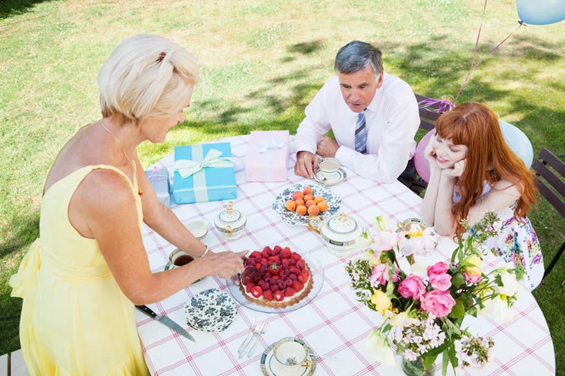 西方人,儿童,中年人,三个人,家庭,夫妻,母亲,父亲,女儿,站,坐,横图,俯视,室外,白天,爱情,纯洁,草地,草坪,植物,餐桌,桌子,草莓,浆果,餐具,花瓶,礼盒,礼物,水果,椅子,金属制品,欧洲,欧洲人,撑,握,阴影,服装,新鲜,盛开,光线,金属,布料,碟子,工具,盘,丝绸,丝带,影子,纸盒,木椅,生食,食品,果实,刀具,缎带,浪漫,拿,花蕾,布纹,拿着,托腮,注视,休闲装,玻璃制品,绸带,盒子,桌布,草,花,花瓣,花朵,鲜花,食物,小孩,衣服,绿色,阳光,包装盒,盘子,玻璃瓶,餐巾,瓶子,礼品盒,碟,台布,刀,花苞,花蕊,观察,看,托,站着,休闲,温暖,温馨,父女,母女,三口之家,一家人,休闲服,恩爱,父爱,可爱,母爱,童年,童趣,握着,恋人,服饰,礼品,有机食品,绿色食品,餐台,观看,和睦,察看,关注,托下巴,菜刀,童真,烂漫,无邪,切菜刀,天真,男人,男性,女孩,女人,女性,中年男性,中年女性,白种人,孩子,夫妇,情侣,洋莓,水果皇后,红莓,地莓,站立,坐着,半身,彩图,高角度拍摄,伴侣,融洽,女生