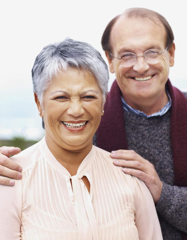 西方人,老年人,两个人,家庭,夫妻,站,笑,微笑,露齿笑,竖图,室外,白天,正面,爱情,欧洲,欧洲人,服装,装饰,眼镜,浪漫,注视,休闲装,衣服,蓝色,蓝天,天空,围巾,天,观察,看,站着,休闲,温暖,温馨,一家人,休闲服,恩爱,搭,恋人,服饰,晴朗,围脖,观看,老花镜,保暖,华丽,点缀,和睦,察看,御寒,搭着,关注,万里无云,衬托,美观,雅致,雅观,远视眼镜,老年男性,老年女性,男人,男性,女人,女性,白种人,夫妇,情侣,晴空,晴空万里,站立,半身,彩图,伴侣,融洽