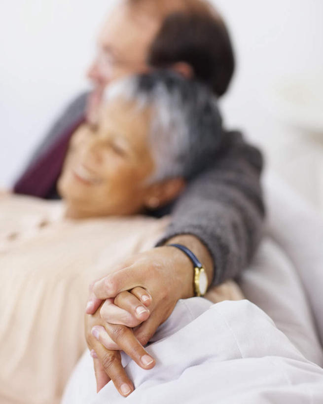 西方人,老年人,两个人,家庭,夫妻,客厅,坐,躺,笑,微笑,露齿笑,竖图,室内,白天,侧面,爱情,沙发,欧洲,欧洲人,服装,朦胧,模糊,时间,时钟,手表,浪漫,计时,休闲装,衣服,钟表,靠,靠着,休闲,温暖,温馨,一家人,休闲服,表,恩爱,恋人,服饰,腕表,和睦,起居室,布艺沙发,客堂,卧着,老年男性,老年女性,男人,男性,女人,女性,白种人,夫妇,情侣,钟,躺着,卧,坐着,半身,彩图,伴侣,融洽