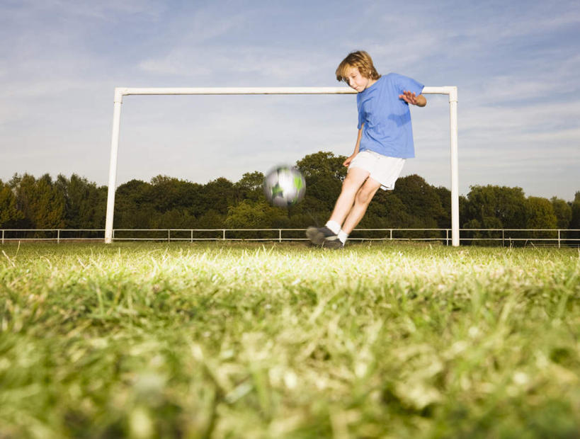 西方人,儿童,一个人,跳,横图,室外,白天,仰视,锻炼,旅游,度假,纯洁,运动,足球,草地,草坪,树林,植物,欧洲,欧洲人,仅一个男性,仅一个人,踢,服装,球门,云,云朵,足球装备,云彩,注视,休闲装,娱乐,运动器械,草,树,树木,小孩,衣服,蓝色,绿色,白云,蓝天,天空,自然,天,观察,看,仅一个小孩,享受,休闲,休闲服,健身器械,放松,可爱,童年,童趣,服饰,生长,晴朗,成长,观看,察看,关注,室外运动,健身器材,户外运动,童真,烂漫,无邪,蹴鞠,天真,足球运动,男孩,男人,男性,白种人,孩子,晴空,跳跃,彩图,低角度拍摄,全身,健身,运动器材,男生