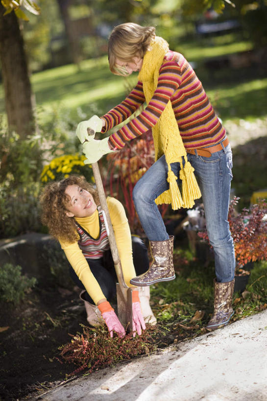 西方人,两个人,伙伴,朋友,站,跪,笑,微笑,露齿笑,竖图,室外,白天,正面,友谊,安全,草地,草坪,树林,植物,欧洲,欧洲人,握,阴影,服装,装饰,光线,铲子,影子,泥土,土壤,防护,拿,拿着,注视,休闲装,踩,草,树,树木,衣服,绿色,阳光,自然,手套,围巾,踩着,观察,看,站着,休闲,温暖,休闲服,握着,服饰,生长,成长,围脖,观看,保暖,保护,华丽,点缀,察看,御寒,关注,保险,保全,周全,安稳,安定,衬托,美观,雅致,雅观,防护手套,平安,友情,年轻女性,女人,女性,白种人,跪着,站立,彩图,全身