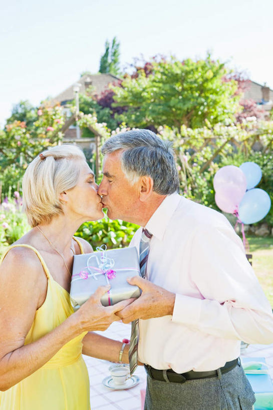 西方人,老年人,两个人,家庭,夫妻,站,吻,竖图,室外,白天,侧面,衬衫,裙子,爱情,草地,草坪,花海,花圃,植物,礼盒,礼物,叶子,欧洲,欧洲人,握,连衣裙,装饰,盛开,丝绸,丝带,纸盒,塑料,云,云朵,缎带,领带,浪漫,拿,花蕾,云彩,拿着,注视,绸带,盒子,草,花,花瓣,花朵,花卉,鲜花,蓝色,绿色,白云,蓝天,天空,包装盒,气球,塑料制品,礼品盒,花丛,花束,花田,天,花苞,花蕊,观察,看,站着,温暖,温馨,一家人,橡胶,恩爱,握着,恋人,礼品,晴朗,观看,吊带裙,华丽,修饰,点缀,和睦,察看,关注,橡胶制品,衬托,美观,雅致,雅观,老年男性,老年女性,男人,男性,女人,女性,白种人,夫妇,情侣,晴空,亲,亲吻,站立,半身,彩图,衬衣,伴侣,融洽